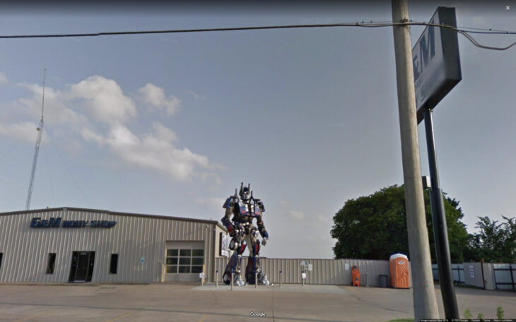 Foto de google maps optimus prime escultura gigante