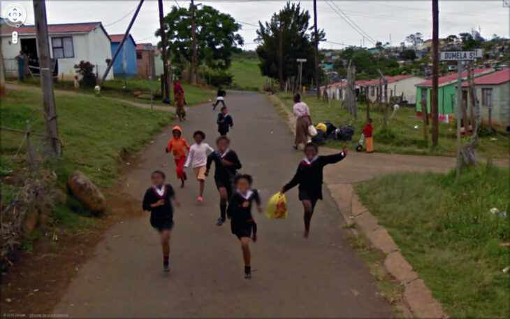 Muchachas de escuela saliendo de clases y corriendo por la calle