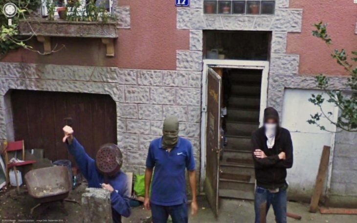 Fotografía de google maps de tres sujetos embozados con rostros cubiertos que están corriendo a alguien del sitio