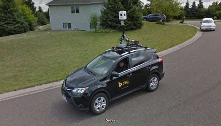 Foto de google maps que captura a un carro de bing maps haciendo su propia investigación