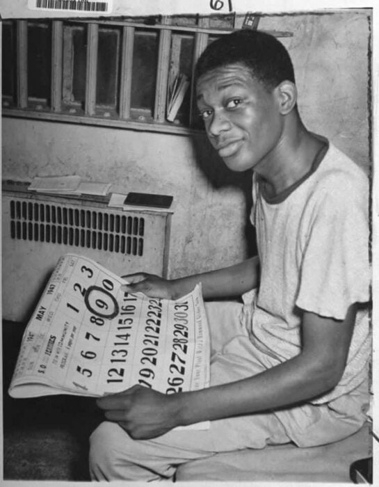 WIllie Francis viendo el calendario y marcando el día de su ejecución por silla eléctrica con un círculo