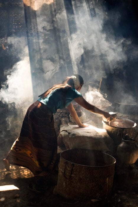 Lavandera preparándose para trabajar en su área de trabajo con vapor y cazuelas