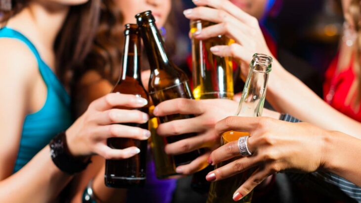 Mujeres celebrando con botellas