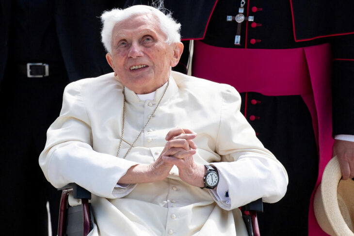 Papa Benedicto XVI Joseph Aloisius Ratzinger con manos entrelazadas sentado y sonriente