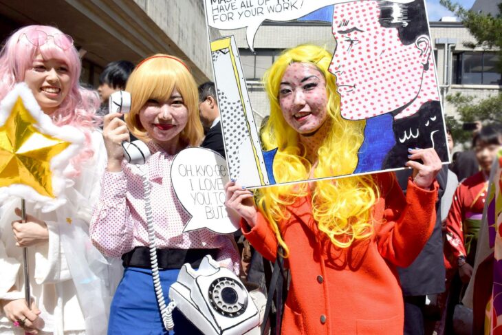 Chicas pop art graduándose de la universidad de arte de Kioto