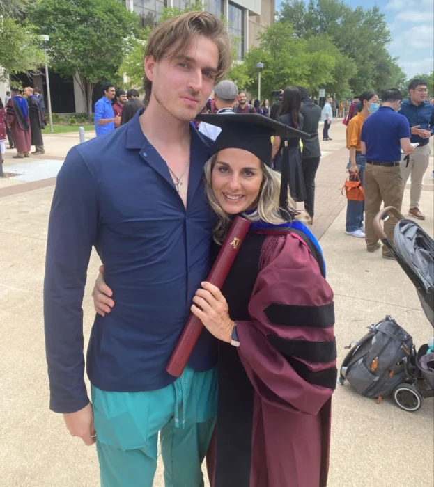 Rachel graduándose de doctora con Alex Michael 