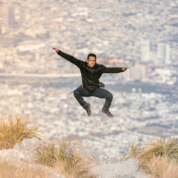 Fernando Villatoro senderista en día de celebración ascenso 365 de 2022 del Cerro de la SIlla Saltando para la foto