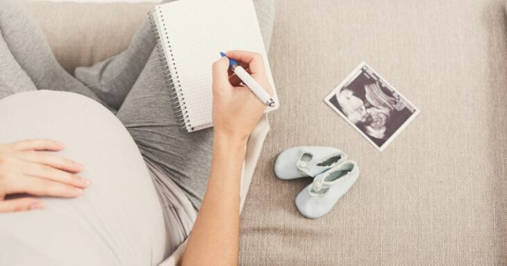 Mujer escribiendo nombres para bebé