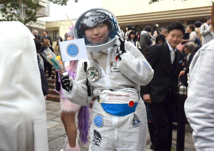 Alumno disfrazado de astronauta universidad de kioto graduado