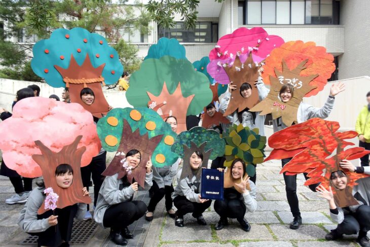 Chicas vestidas como árboles presentándose para su graduación de arte en la universidad de kioto