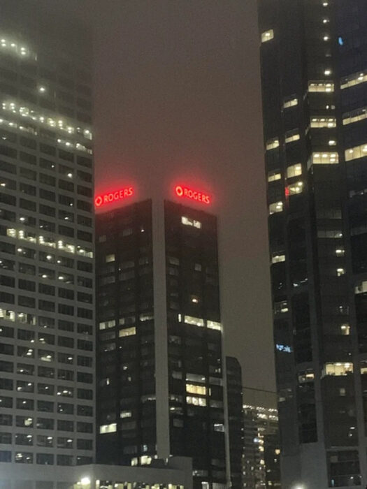 Edificios de utiler´ia los cosatdos son del mismo color que el cielo