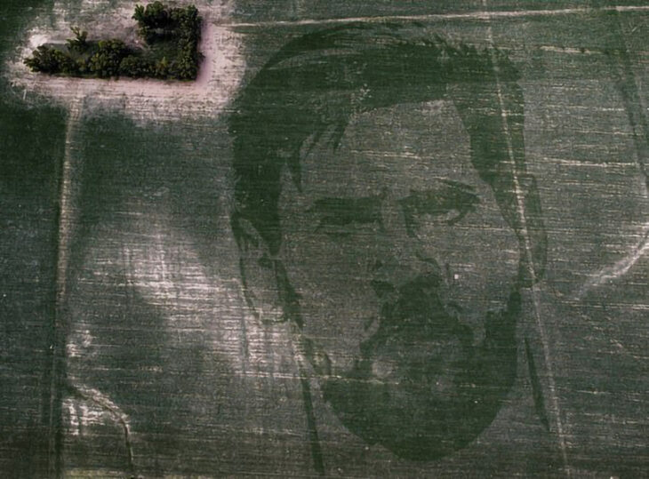 Agricultor diseña plantío de maíz con la cara de Messi