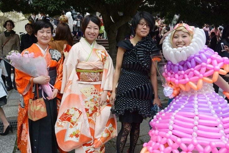 Graduación universidad de kioto vestido de globos
