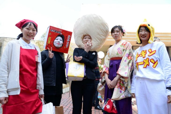 Ropa de comida graduadas de la universidad de Kioto pollo sopa onigiri