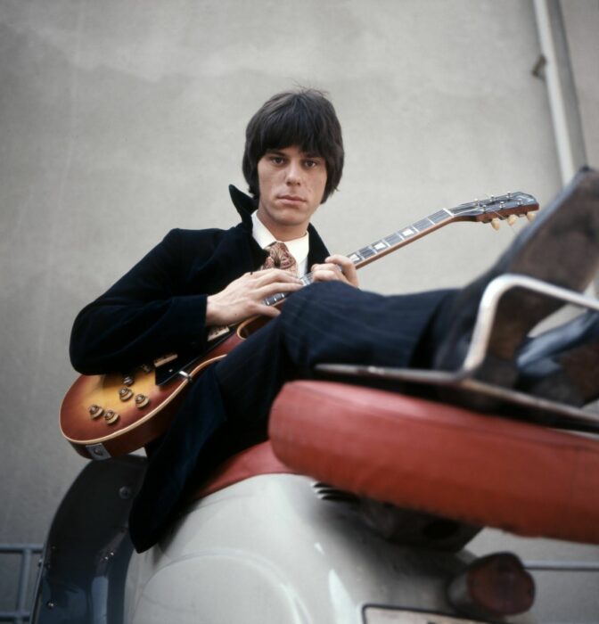 Jeff Beck tocando la guitarra