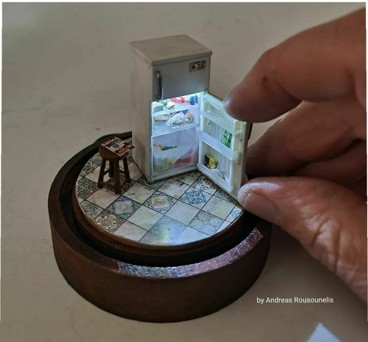 Refrigerador en miniatura cocina luz encendida diorama