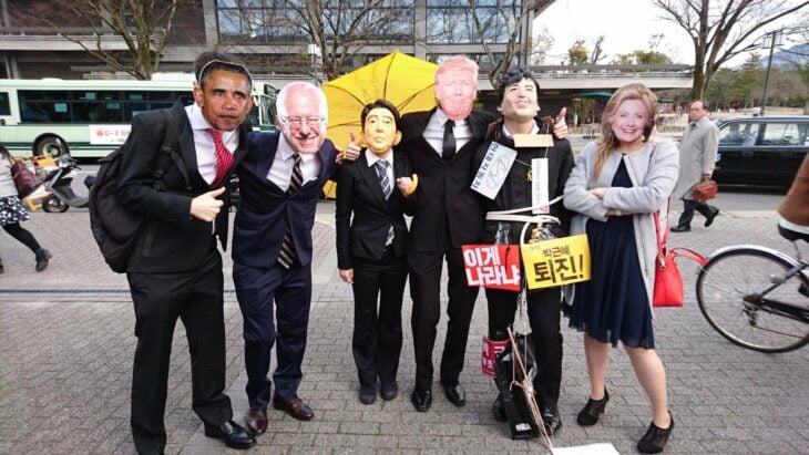 Grupo de estudiantes graduados de la universidad de kioto disfrazados de políticos