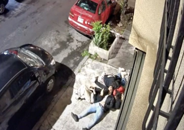 Captura de pantalla amigos durmiendo en la calle mientras esperan su uber