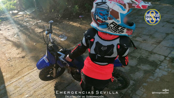 Niño en la minimoto