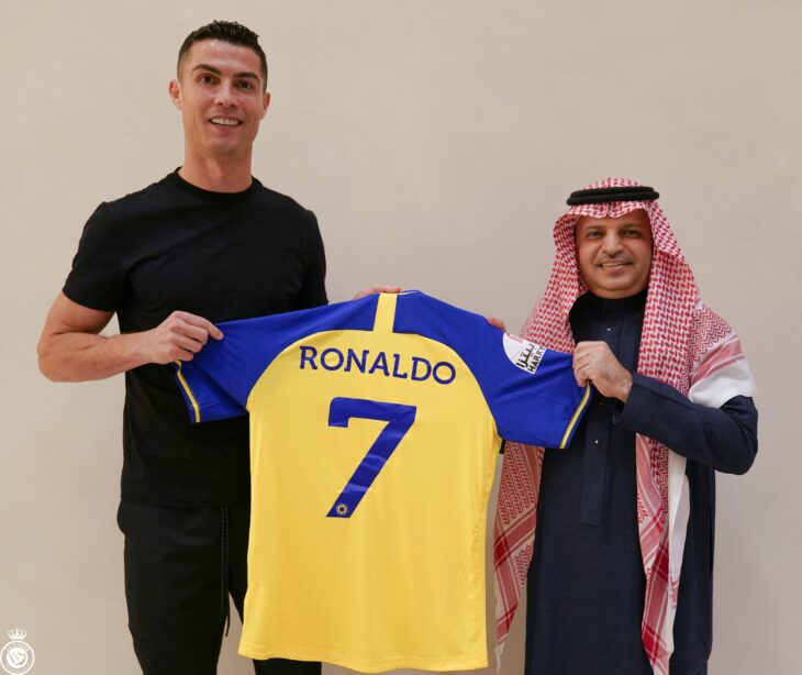 Cristiano Ronaldo con su camiseta 7 posando para su tranferencia 