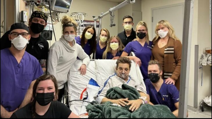 Jeremy renner con personal del hospital en recuperación