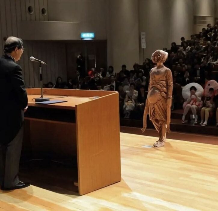 Traje de E.T en entrega de diplomas en universidad de kioto