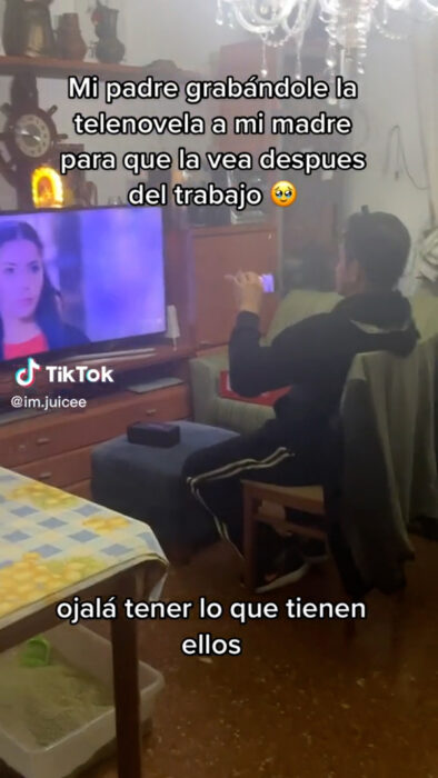 Hombre grabando la novela para su esposa