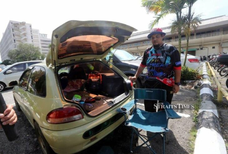 Padre duerme en el estacionamiento para estar cerca de su hijo