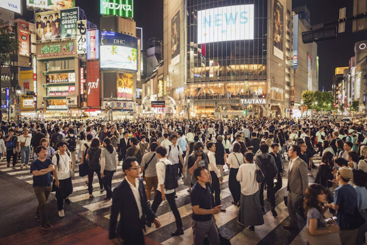 Muchas personas cruzando la calle en Japón