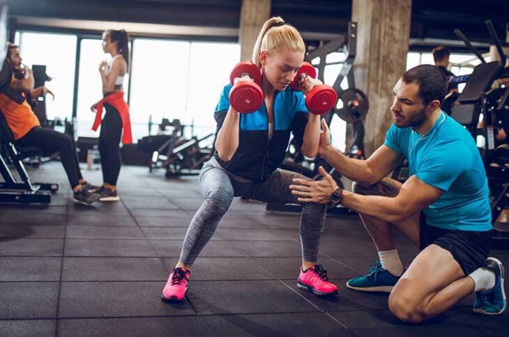 Entrenador con chica