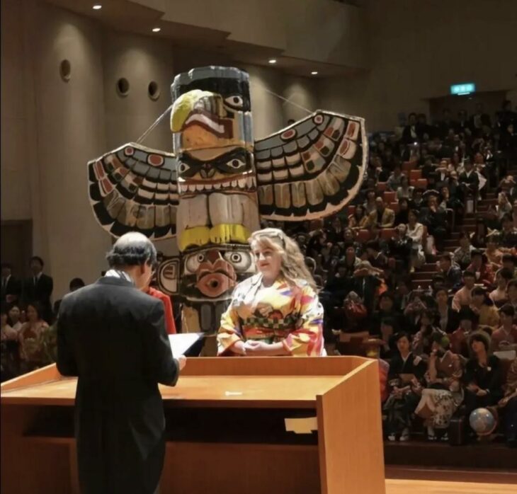 El Tótem espera su turno entrega de cartas durante graduación de alumnos universidad de kioto escuela de arte