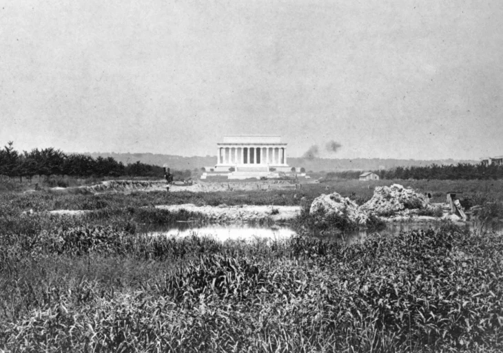 EL monumento a Lincoln antes de que le pusieran la piscina reflejante