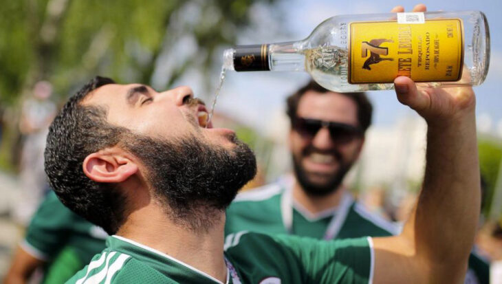 Hombre bebiendo alcohol de la botella