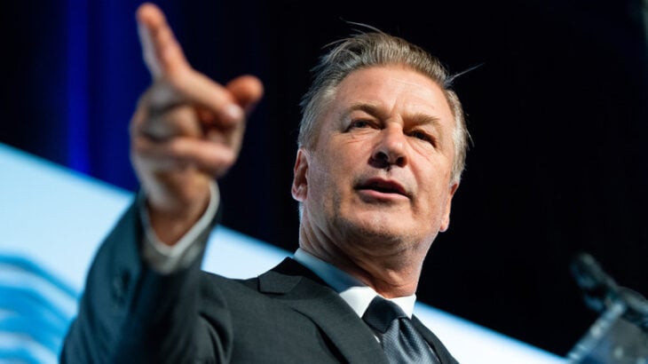 Alec Baldwin apuntando 