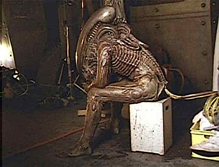 Bolaji Badejo actor que interpreta a ALien tomándose un descanso entre escenas