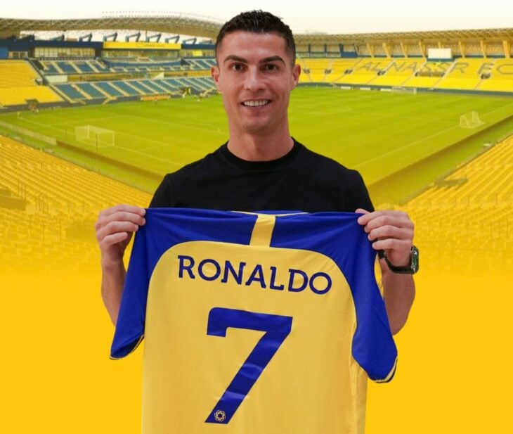 Cristiano Ronaldo con su camisetadel club Al Nassr