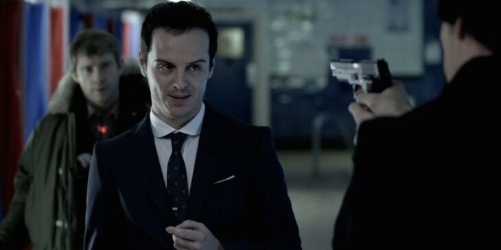 Andrew Scott como el doctor moriarty en shelrolck holmes