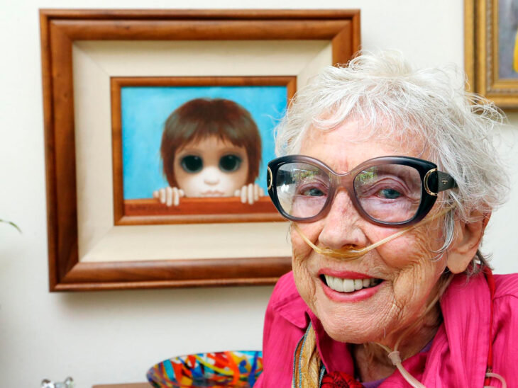 Margaret Keane y una de sus niñas de ojos grandes