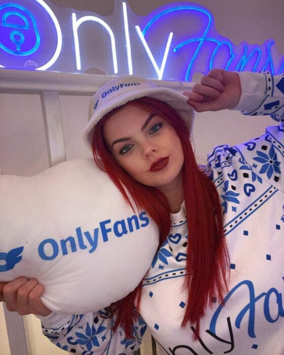 Rebecca Goodwin con parafernalia de OnlyFans