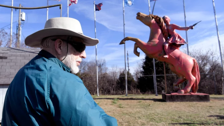 Bill Dorris frente a su estadua de Frrest