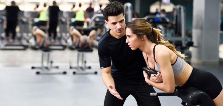 Entrenador con chica