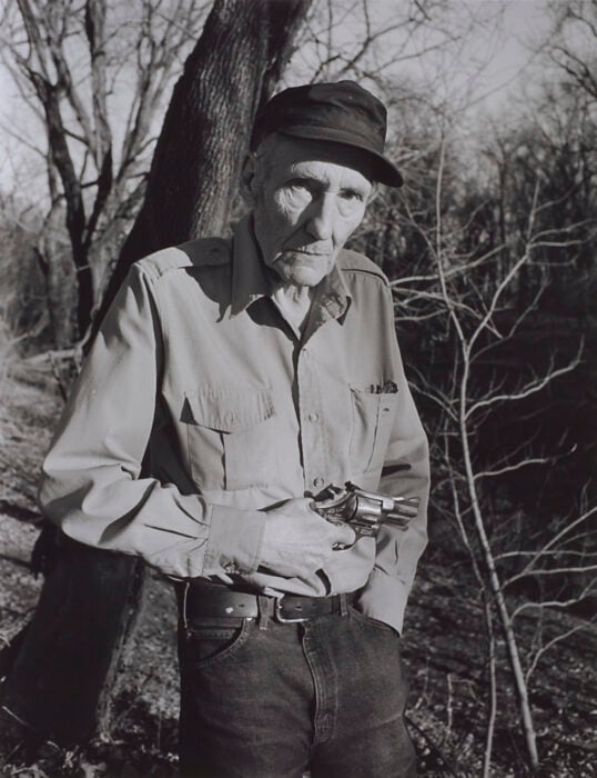 William S Burroughs con pistola en mano
