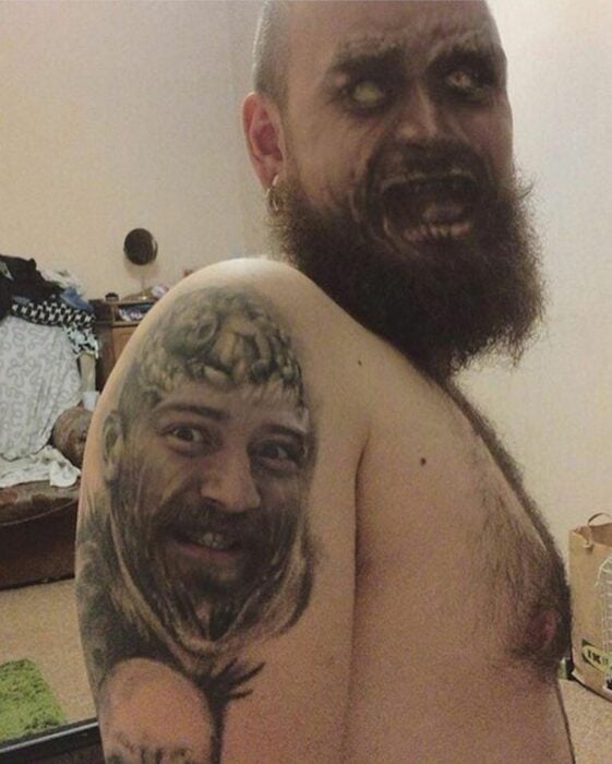 Rostro por tatuaje foto en la que el rostro de un hombre se intercambia por su tatuaje
