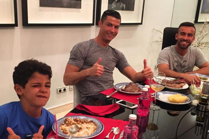Cristiano Ronaldo comiendo opíparamente y dando el visto bueno con pulgares arriba