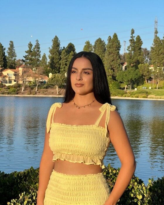 Daniela pedroza 3 con vestido amarillo al borde del lago miss baja california