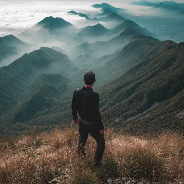 Fernando Villatoro de espaldas y volteando al valle desde el cerro de la Silla