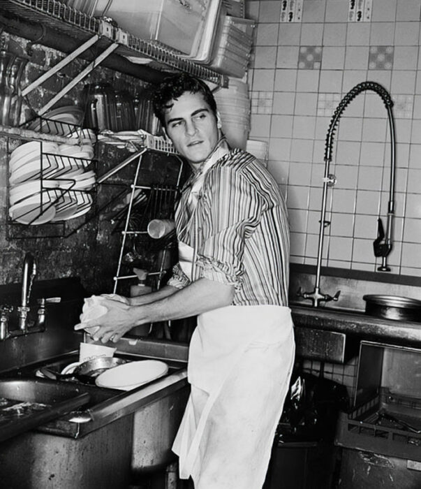 Joaquin Phoenix limpiando trastos foto en blanco y negro