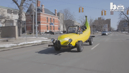Auto banana en la calle forbes