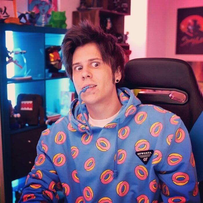 El Rubius en su streaming mordiendo un cabo de su sudadera