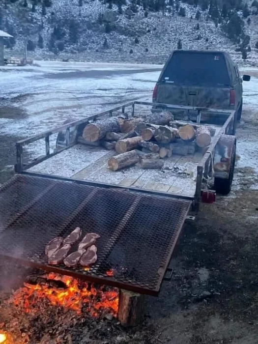 Asando carne con la caja de la camioneta